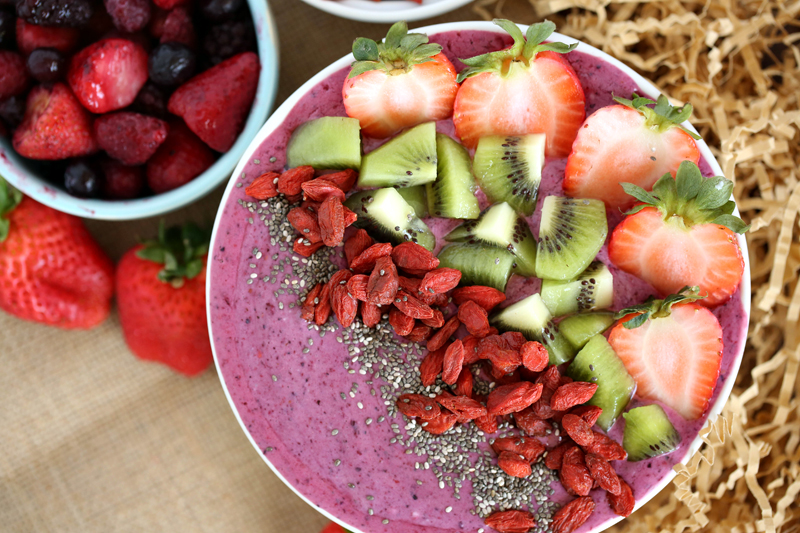 smoothie bowl with goji berries